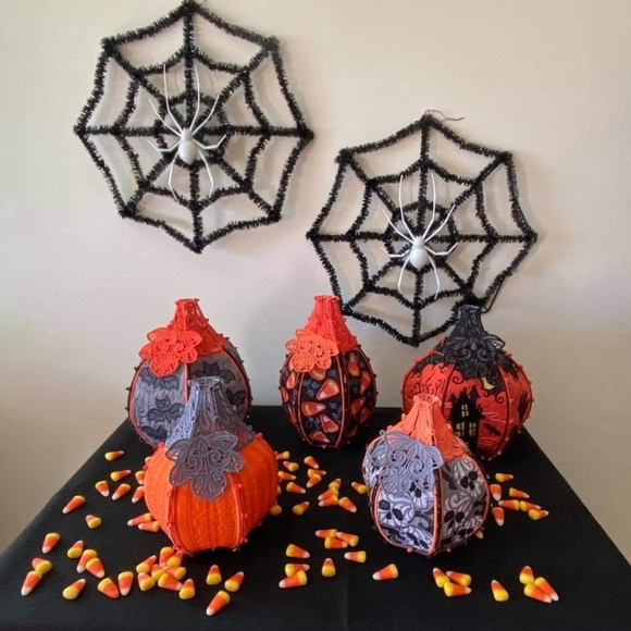 Homemade GLOWING Haunted House embroided pumpkin - Picture 8 of 8